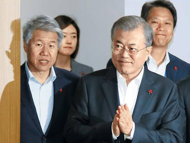문재인 대통령이 2020년 7월 18일 정부세종청사에서 열린 산업통상자원부 업무보고를 받기 위해 김수현(왼쪽) 청와대 정책실장, 임종석(오른쪽) 비서실장 등과 함께 산업부 대회의실에 들어서고 있다. /연합뉴스