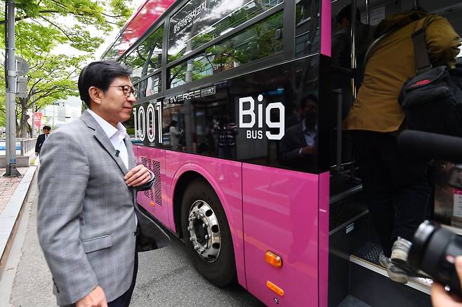 박형준 부산시장이 17일 오후 부산 해운대구 센텀시티 안 버스정류장에서 새로운 디자인의 '빅 버스' 현장 점검을 위해 1001번 좌석버스를 타고 있다./부산시