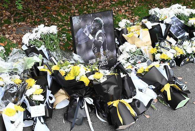 팬들이 부펜자의 임시 추모 장소에 꽃을 놓아둔 모습. /AFP 연합뉴스