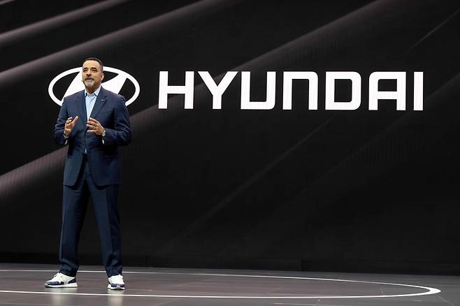 랜디 파커 현대차 북미권역본부 최고경영책임자가 16일(현지 시각) 2025 뉴욕 오토쇼에서 발표하고 있다./현대차 제공