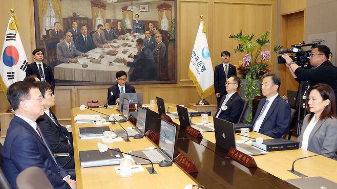 이창용 한국은행 총재가 17일 서울 중구 한국은행 본관에서 금융통화위원회 본회의를 주재하고 있다. /뉴스1