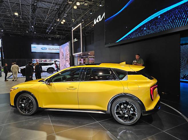 16일(현지시각) 미국 뉴욕 제이컵 재비츠 컨벤션 센터에서 2025 뉴욕 국제 오토쇼가 개최됐다. 이날 기아가 공개한 K4 해치백의 옆모습. /김지환 기자