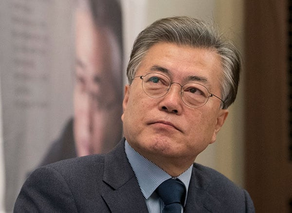 문재인 전 대통령이 서울 프레스센터에서 열린 ‘대한민국이 묻는다’ 출간 기념 기자간담회에 참석한 모습. /뉴스1