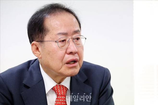 21대 대선 출마를 선언한 홍준표 국민의힘 경선 예비후보가 16일 오전 서울 여의도 대하빌딩에 마련된 선거사무소에서 데일리안과 인터뷰를 하고 있다. ⓒ데일리안 홍금표 기자