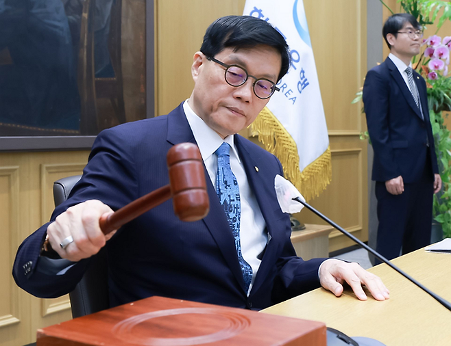 이창용 한국은행 총재가 17일 서울 중구 한국은행 본관에서 열린 금융통화위원회 본회의에서 의사봉을 두드리고 있다. ⓒ한국은행