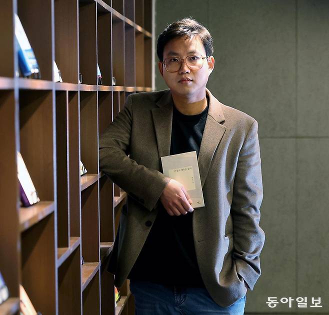 첫 시집 ‘당신의 이름을 지어다가 며칠은 먹었다’가 64쇄를 찍으며 ‘문단의 아이돌’로 불리는 박준 시인에게 그만의 시 독법(讀法)을 물었다. “저도 어떤 시는 여전히 이해가 안 가요. 귀퉁이를 접어두고 나중에 펼쳐보죠. 어떤 시들은 비가 한참 오다가 잠깐 날이 개는 것처럼, 어느 순간 처절하게 다가오거든요.” 장승윤 기자 tomato99@donga.com