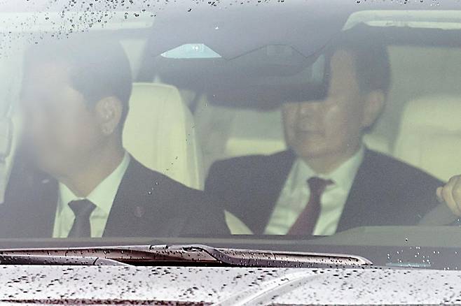 윤석열 전 대통령이 14일 서울 서초구 서울중앙지방법원에서 열린 내란우두머리혐의 재판을 마친 뒤 사저로 향하고 있다. 2025.04.14 서울=뉴시스
