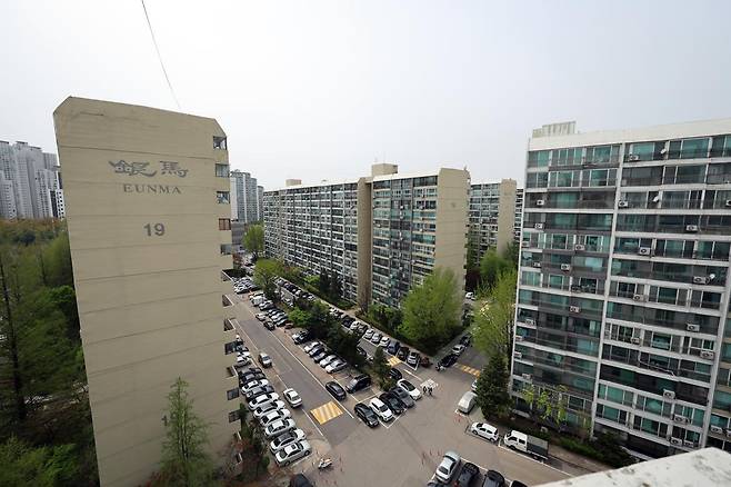 17일 서울 강남구 은마아파트의 모습이 보이고 있다.  강남의 대표 재건축 단지 대치동 은마아파트가 최고 49층, 5962가구 규모의 대규모 단지로 탈바꿈한다. 조합은 신속통합기획 통합심의를 거쳐 연내 사업시행인가를 받을 계획이다.  정비업계에 따르면 서울 강남구 은마아파트는 다음 달 21일까지 정비계획 변경안을 공람하고 오는 30일 주민설명회를 개최한다. 2025.4.17/뉴스1