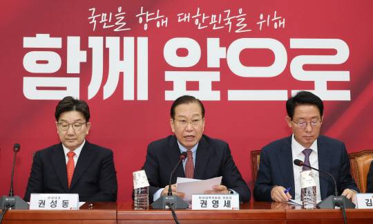 권영세(가운데) 국민의힘  비상대책위원장이 17일 국회에서 열린 비상대책위원회의에서 발언하고 있다. [연합뉴스]