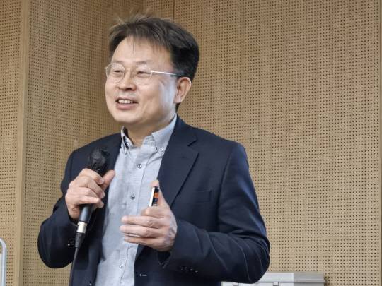 이병헌 광운대 경영학과 교수가 17일 서울 한국과학기술회관에서 기술경영경제학회 특별세미나에서 주제발표를 하고 있다.