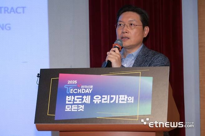 전자신문 주최 '전자신문 테크데이 : 반도체 유리기판의 모든 것'행사가 16일 서울 강남구 포스코타워에서 열렸다. 이용상 LPKF코리아 대표가 'LPKF LIDE 공법을 이용한 유리인터포저 및 유리기판 차세대 디자인 요구사항 대응'을 주제로 발표하고 있다. 김민수기자 mskim@etnews.com