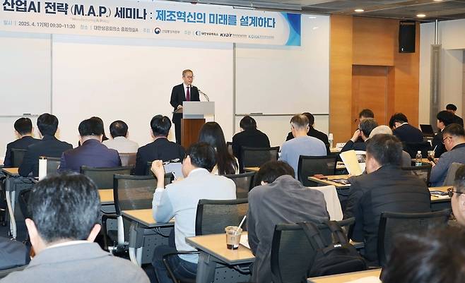 '산업AI 전략 세미나'에는 박일준 대한상공회의소 부회장, 장영재 KAIST 교수, 송단비 산업연구원 연구위원, 허영신 마키나락스 부사장을 비롯한 관련 유관기관 및 산학연 관계자 등이 참석했다.