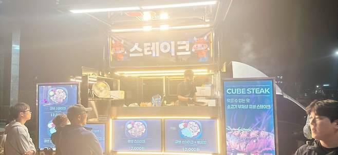 KakaoTalk_20250417_203726238_06.jpg 동네 아파트단지에서 야시장 열렸네요