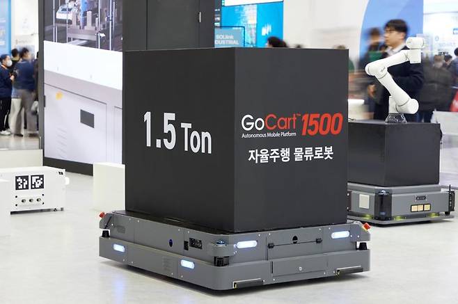 유진로봇이 2025 스마트공장·자동화산업전(AW2025)에서 선보인 '고카트 1500'. 유진로봇 제공