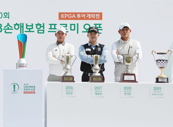 한국프로골프(KPGA) 투어 2025시즌 개막전 제20회 DB손해보험 프로미 오픈 대회 사전 이벤트인 포토콜 행사에 참가한 문도엽, 김홍택, 장희민 프로. 사진제공=KPGA