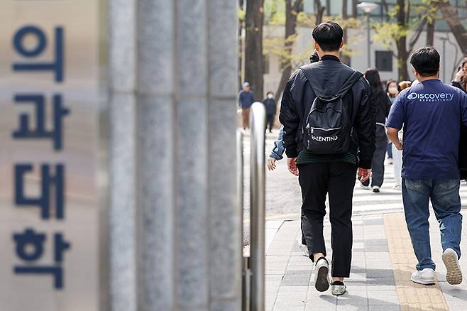 서울의 한 의과대학 앞에서 시민들이 오가고 있다. 2025.4.1 (ⓒ뉴스1, 무단 전재-재배포 금지)