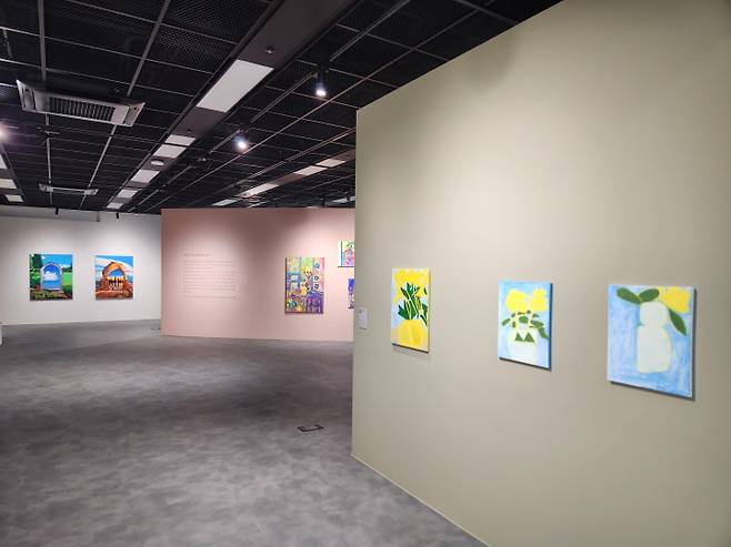 전시실 2는 장애 예술인 청년 작가의 감각적이고, 파격적인 작품이 전시되어 있다.