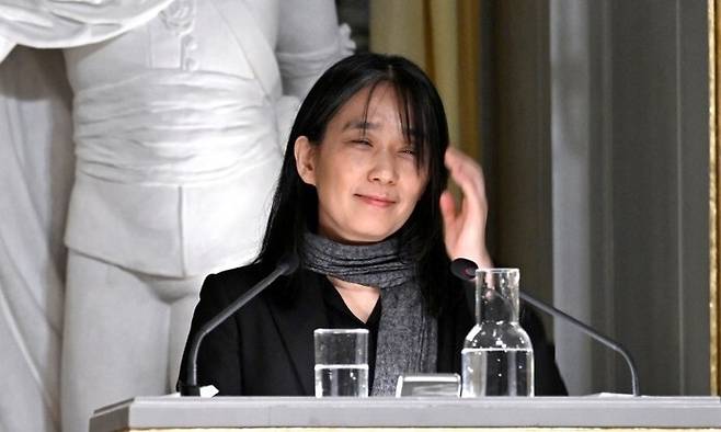 지난해 12월7일(현지시각) 스웨덴 한림원에서 노벨 문학상을 수상한 한강 작가가 ‘빛과 실’이란 제목으로 강연하는 모습. 스톡홀름/로이터 연합뉴스
