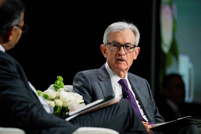 제롬 파월 미국 연방준비제도(Fed·연준) 의장이 16일 미국 시카고에서 열린 시카고 경제클럽 행사에서 시카고대 부스 경영대학원의 금융학 교수 라구람 라잔 박사와 대화를 나누고 있다. 시카고/AFP 연합뉴스