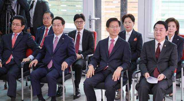 17일 서울 여의도 국민의힘 중앙당사에서 열린 제21대 대통령선거 1차 경선 토론회 미디어데이에 국민의힘 대선 경선 후보 8명이 참석해 있다. 첫줄 왼쪽부터 이철우 경북지사, 유정복 인천시장, 김문수 전 고용노동부 장관, 안철수 의원. 뒷줄 왼쪽부터 홍준표 전 대구시장, 한동훈 전 대표, 양향자 전 의원, 나경원 의원. 국회사진기자단