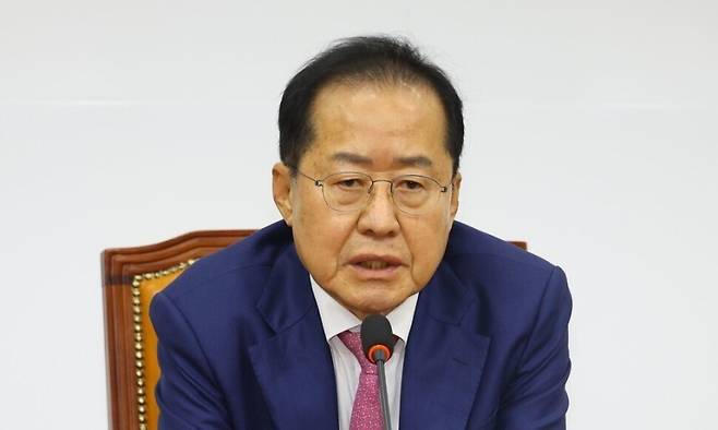 홍준표 국민의힘 대선 경선 후보가 지난 14일 오전 국회에서 권영세 국민의힘 비상대책위원장과 면담한 뒤 발언하고 있다. 윤운식 선임기자 yws@hani.co.kr