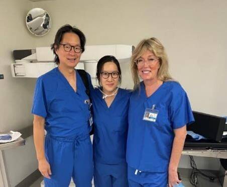 미국 뉴욕시에 있는 마운트시나이병원의 젠더 수술 대가들과 만난 황나현 교수(가운데).