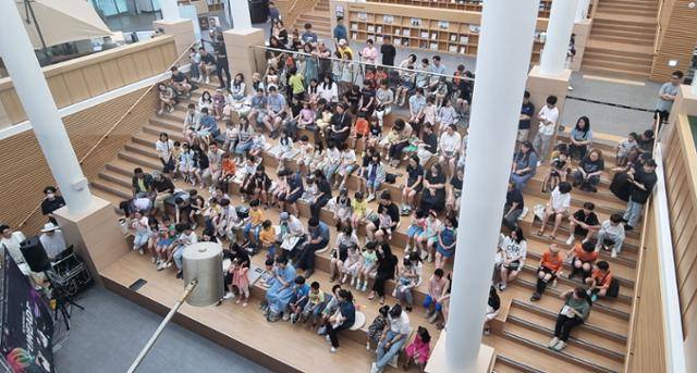 2023년 6월 문을 연 인제 기적의 도서관은 각종 공연과 인문학 강좌가 열리는 문화 허브로 자리매김했다. 기적의 도서관 제공