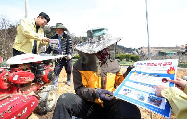 지난달 31일 광주 북구 석곡동 행정복지센터 직원들이 산불 예방을 위해 마을 예찰 활동을 하며 주민들에게 쓰레기 불법 소각 금지 안내문을 배부하고 있다. 연합뉴스