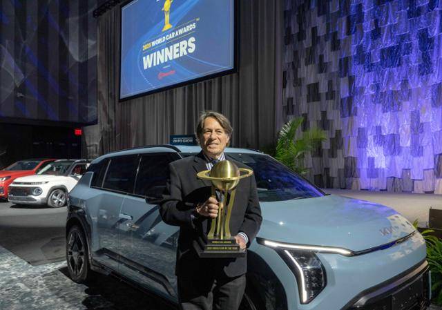 스티븐 센터 기아 미국법인 최고운영책임자(COO)가 세계 올해의 차(EV3) 수상 기념 사진을 찍고 있다. 기아 제공