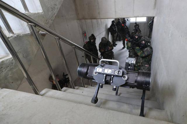 3월 12일 경기 파주시 무건리 훈련장에서 2025 FS/TIGER 일환으로 실시된 유무인 복합전투체계 활용 '한미연합 WMD(대량살상무기) 제거훈련'에서 다족형무인로봇이 시설을 정찰하고 있다. 사진공동취재단