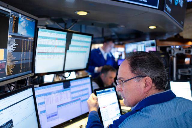 미국 트레이더가 16일 뉴욕증권거래소(NYSE)에서 거래 상황을 살펴보고 있다. 뉴욕=EPA 연합뉴스