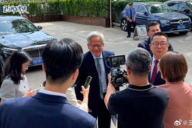 젠슨 황 엔비디아 최고경영자가 17일 중국 베이징에 도착해 취재진의 질문에 답하고 있다. 중국 위위안탄톈 캡처