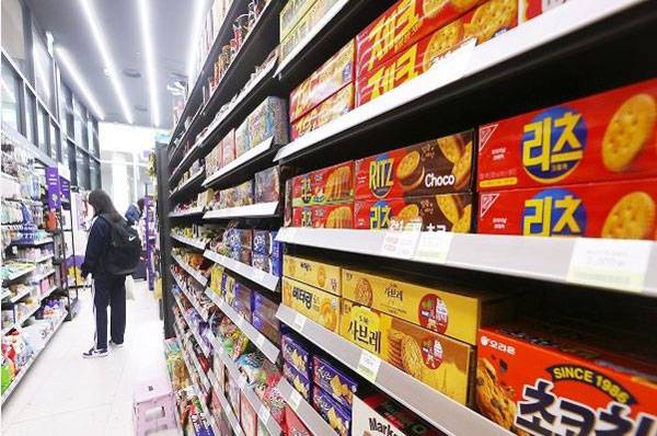 서울시보건환경연구원은 지난해 10월부터 12월까지 어린이·청소년들이 편의점에서 구매하는 다소비식품 91건의 당류와 나트륨 등 영양성분을 조사했다. 사진은 기사 내용과 무관./사진=연합뉴스