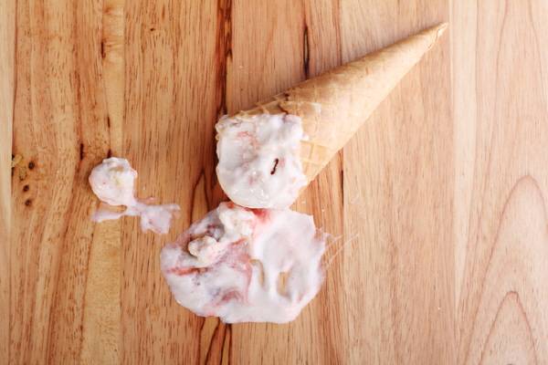 바닥에 떨어진 음식을 3~5초 내로 주워 먹으면 괜찮다는 속설이 틀렸음을 증명한 연구 결과가 나왔다./사진=게티이미지뱅크