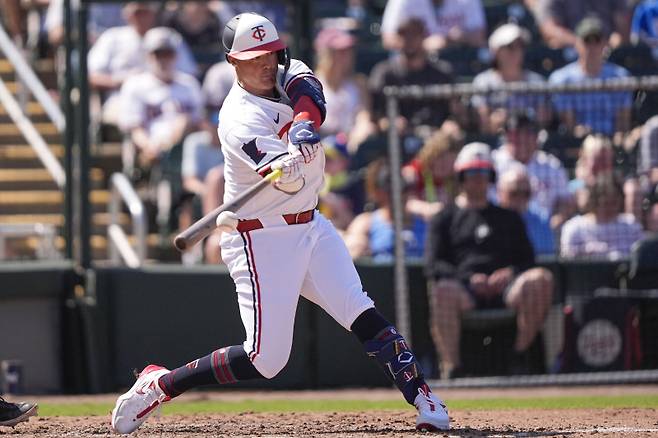 <yonhap photo-2487=""> Minnesota Twins Jose Miranda hits a sacrifice fly to score a run in the third inning of a spring training baseball game against the Baltimore Orioles in Fort Myers, Fla., Friday, Feb. 28, 2025. (AP Photo/Gerald Herbert)/2025-03-01 07:18:55/ <저작권자 ⓒ 1980-2025 ㈜연합뉴스. 무단 전재 재배포 금지, AI 학습 및 활용 금지></yonhap>