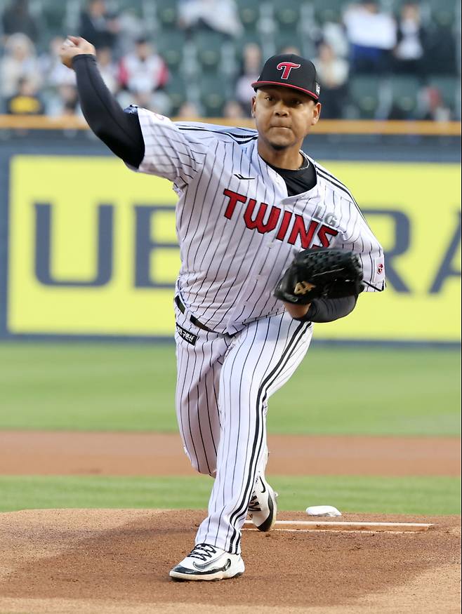 15일 오후 잠실야구장에서 열린 2025 프로야구 삼성과 LG 경기. LG 선발 에르난데스가 힘차게 공을 던지고 있다. 잠실=정시종 기자 capa@edaily.co.kr /2025.04.15.