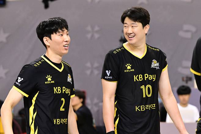 KB손해보험 황택의(왼쪽)와 나경복. KOVO 제공
