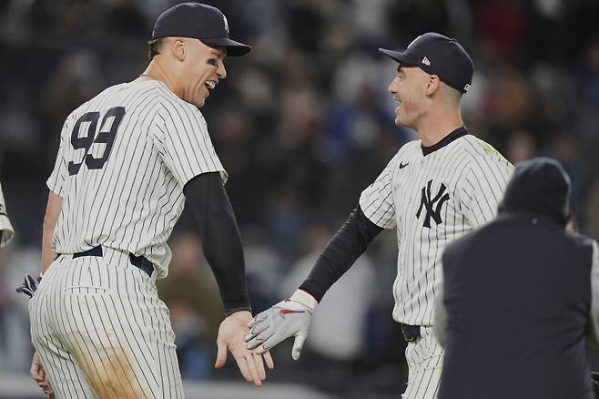 <yonhap photo-3645=""> New York Yankees' Aaron Judge, left, celebrates with Cody Bellinger after a baseball game against the Kansas City Royals Wednesday, April 16, 2025, in New York. (AP Photo/Frank Franklin II)/2025-04-17 10:45:57/ <저작권자 ⓒ 1980-2025 ㈜연합뉴스. 무단 전재 재배포 금지, AI 학습 및 활용 금지></yonhap>