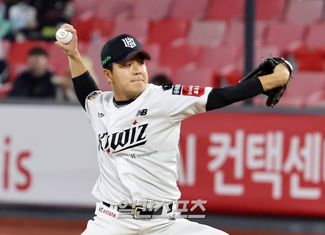KT 오른손 불펜 손동현의 피칭 모습. IS 포토