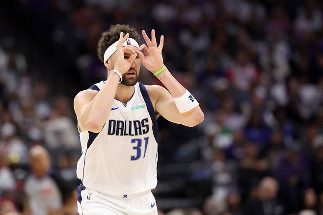 댈러스 탐슨이 17일 새크라멘토와의 2024~25 NBA 플레이 인 토너먼트 경기에서 3점슛을 터뜨리고 세리머니를 펼치고 있다. AFP=연합뉴스