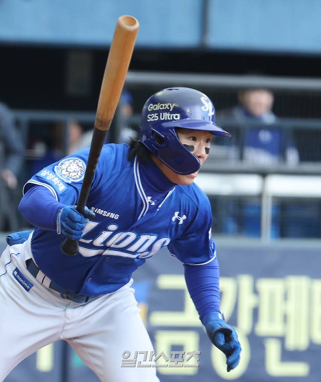 30일 오후 잠실야구장에서 열린 2025 프로야구 삼성과 두산 경기. 삼성 김성윤이 3회 선두타자로 나와 우익수 오른쪽 2루타를 날리고있다. 잠실=정시종 기자 capa@edaily.co.kr /2025.03.30.