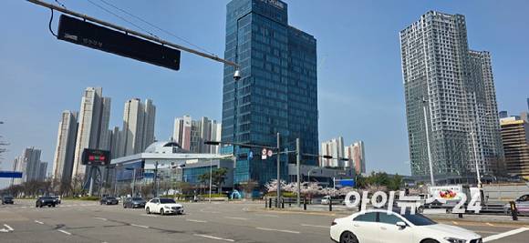 송도 1~4공구는 추가 주택공급이 없는 상황이어서 침체를 겪어온 다른 지역 대비 가격흐름이 안정적이다. 인천 연수구 송도동 전경. 2025.04.16 [사진=이수현 기자]