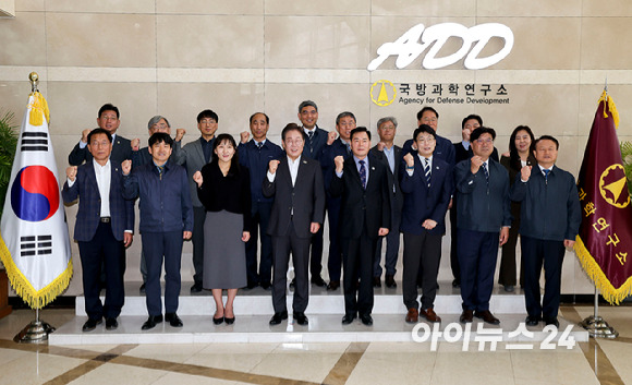 더불어민주당 이재명 대선 경선 후보가 17일 대전광역시 유성구 국방과학연구소(ADD)에서 이건완 국방과학연구소장 등 관계자들과 기념촬영을 하고 있다. [사진=국회사진취재단]