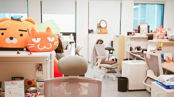 ▲ 밝은 분위기의 업무 공간을 지나