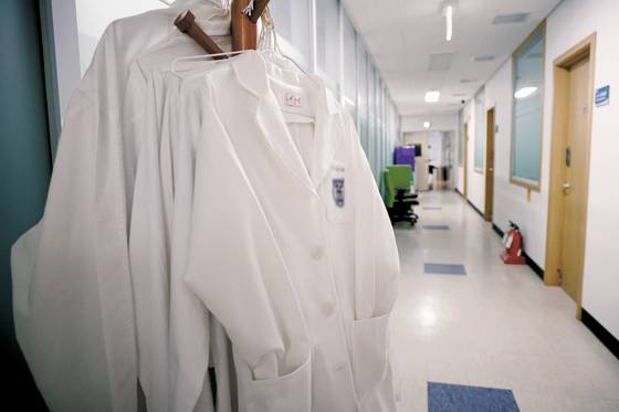 정부는 오늘(17일) 2026학년도 의대 모집인원을 공표할 예정이다. 16일 서울의 한 의대 강의실 앞에 실습용 가운이 걸려 있다. [뉴시스]