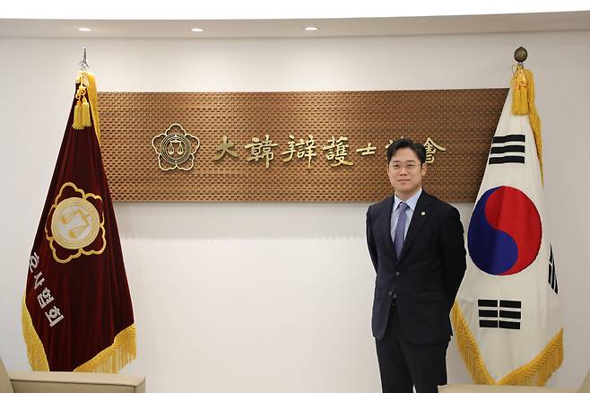 김정욱 대한변호사협회 회장은 최초의 로스쿨 출신 회장이자 첫 40대 회장이다. 임기 시작과 동시에 선거 당시 최우선 공약으로 내세웠던 변호사 수 감축에 총력을 기울이고 있다. [사진 변협]