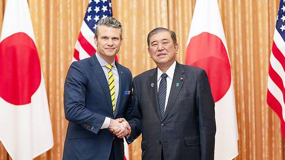 지난달 30일 피트 헤그세스 미 국방장관이 이시바 시게루 일본 총리를 면담하고 있다. AP=연합뉴스