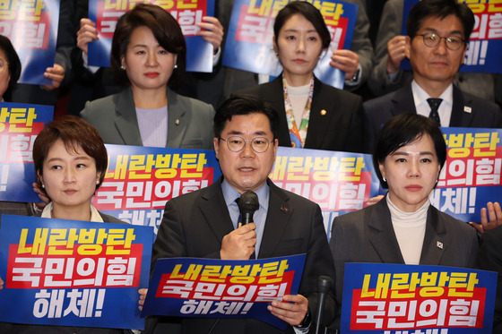박찬대 더불어민주당 원내대표가 지난 1월 서울 여의도 국회 로텐더홀 계단에서 열린 내란특검·김건희특검 등 재의표결 부결 규탄대회에서 발언하고 있다. [뉴스1]