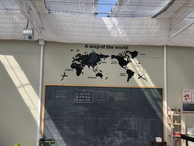 ▲조효명 대표는 “세계를 품고 이웃과 나눠라”라는 어머니의 가르침 대로 농장 알로록에 세계지도를 새겼다.