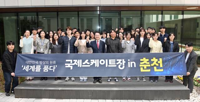 ▲ 육동한 춘천시장과 기획행정국 직원들이 16일 춘천시청에서 오는 20일 춘천 하중도 호텔 부지 일원에서 강원특별자치도 출범 2주년을 기념해 열리는 ‘2025 강원자전거대행진 춘천 퍼레이드’의 성공 개최를 기원하고 참가를 다짐했다.  방도겸